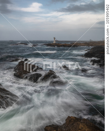 Morning at Shirahama Port Lighthouse, Minamiboso City, Chiba Prefecture 105995402