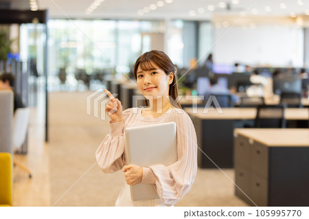 在時尚設計師辦公室工作的女商人 在時尚設計師辦公室工作的女商人 105995770