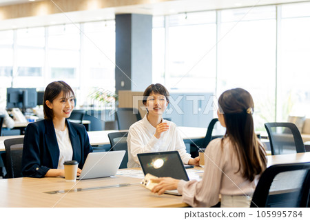 在時尚設計師辦公室工作的女商人 105995784