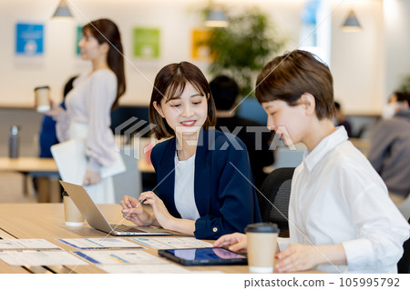 Business woman working in a fashionable designer's office 105995792