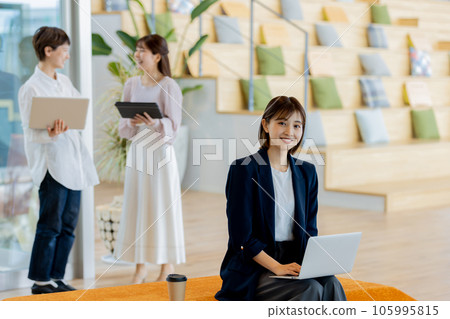 在聯合辦公空間工作的女商人 在聯合辦公空間工作的女商人 105995815