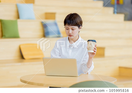 在時尚設計師辦公室工作的女商人 105995816