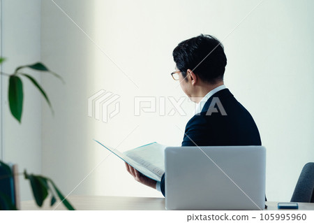 擔心看文件的商人 105995960