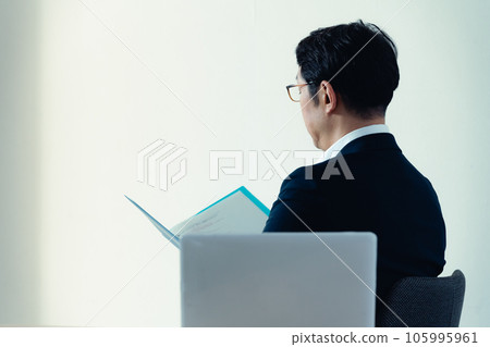 擔心看文件的商人 105995961