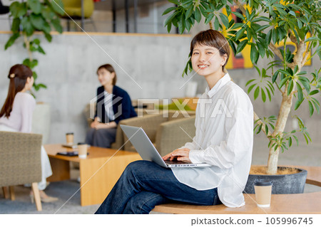 在時尚設計師辦公室工作的女商人 在時尚設計師辦公室工作的女商人 105996745