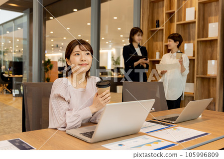 在時尚設計師辦公室工作的女商人 在時尚設計師辦公室工作的女商人 105996809