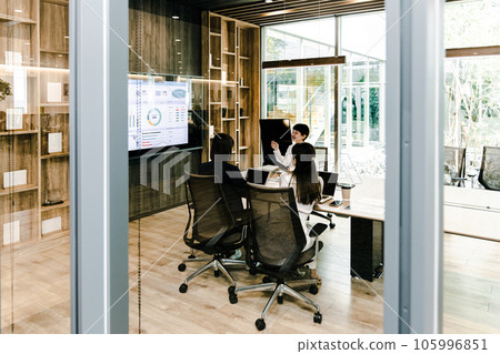透過玻璃在設計師辦公室工作的女商人 105996851