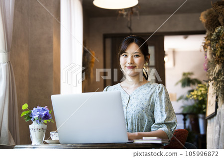 一位在咖啡館工作的年輕女子看著鏡頭 一位在咖啡館工作的年輕女子看著鏡頭 105996872