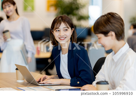 Business woman working in a fashionable designer's office 105996910