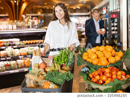 Portrait of a smiling young girl in the suprmarket 105998285