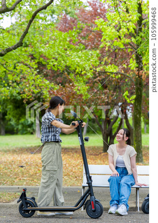 一位年輕女子在電動浮板上相遇並進行了有趣的交談 | 電動浮板圖片 105999468