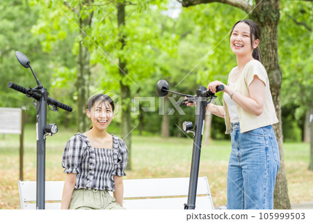 一位年輕女子在電動浮板上相遇並進行了有趣的交談 | 電動浮板圖片 105999503