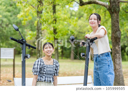一位年輕女子在電動浮板上相遇並進行了有趣的交談 | 電動浮板圖片 105999505
