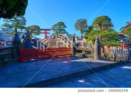 秋天的神奈川縣鎌倉市 從院內眺望鶴岡八幡宮的太鼓橋 106000249