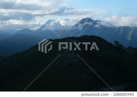 北阿爾卑斯山的黃昏。雲海和常年山。 106000340