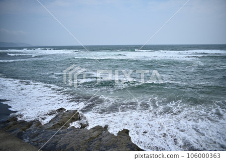 颱風過後第二天稻村崎海灘的海浪 颱風過後第二天稻村崎海灘的海浪 106000363