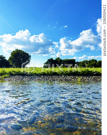 從溪流中仰望藍天 106000421