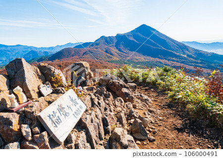 Autumn Nekomagatake and Oguninuma trekking (View of Mt. Bandai from the summit of Mt. Nekomagatake) 106000491