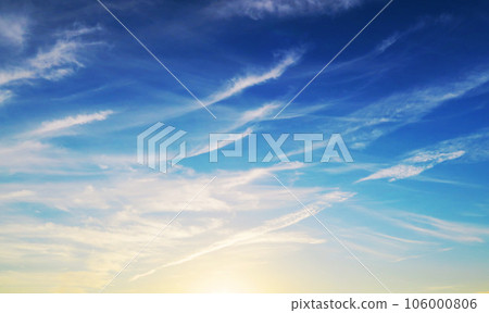 黃昏時天空中卷雲蔓延的景色 106000806