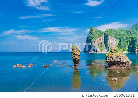 （北海道）惠比壽岩和大黑岩附近享受海上皮划艇的人們 106001531