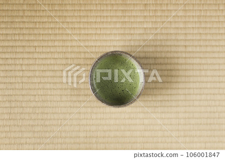 將裝有抹茶的抹茶碗放在榻榻米上 將裝有抹茶的抹茶碗放在榻榻米上 106001847