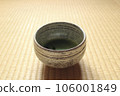 Place the matcha tea bowl with matcha on the tatami 106001849