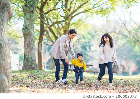 Parents and children playing in the autumn park Parents and children playing in the autumn park 106002378