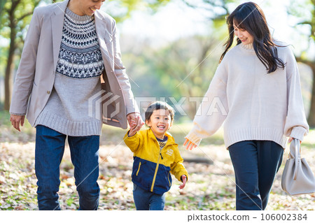 Family playing in the autumn park 106002384