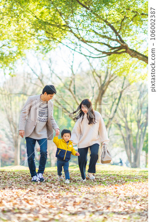家庭在秋天公園玩 106002387