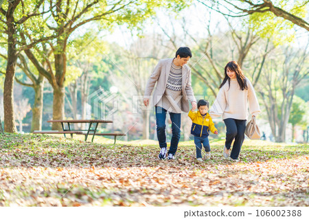 家庭在秋天公園玩 106002388
