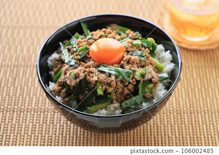 Stamina rice bowl with minced pork and Chinese chives Stamina rice bowl with minced pork and Chinese chives 106002485