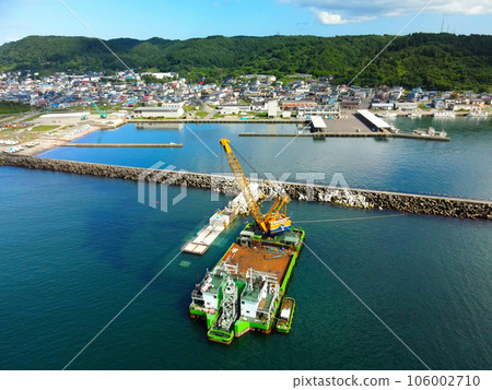 拍攝北海道乙部町乙部漁港正在施工的起重船的夏日風光 拍攝北海道乙部町乙部漁港正在施工的起重船的夏日風光 106002710