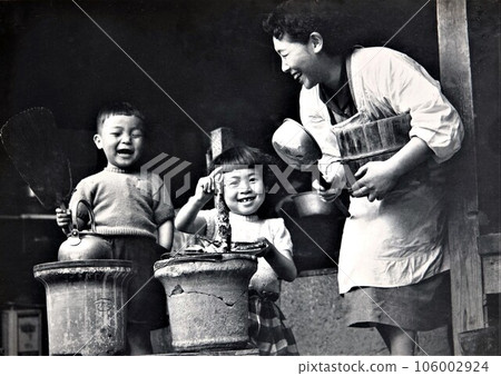 Grilled fish on a charcoal stove with my mother is fun. 106002924