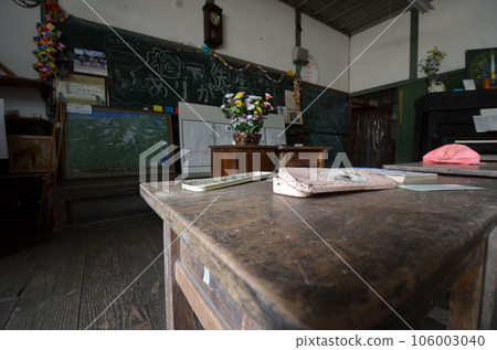 廢棄校舍中留下的一張桌子 廢棄校舍中留下的一張桌子 106003040