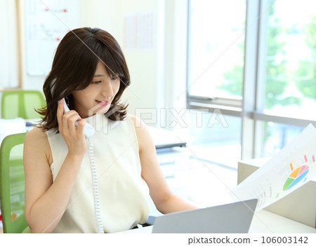 工作在辦公室的婦女的圖像 106003142