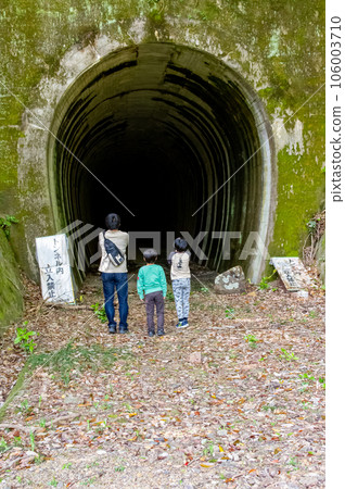 A visionary railroad heritage, Hirohama Railway Imafuku Line, parent and child standing in front of the Imafuku No. 1 Tunnel, Hamada City, Shimane Prefecture 106003710