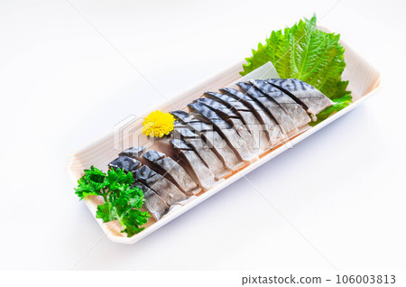 Marinated mackerel in a tray 106003813