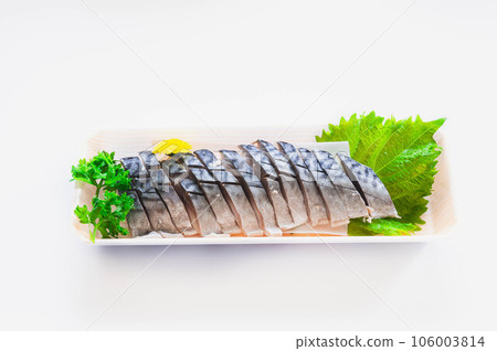 Marinated mackerel in a tray 106003814
