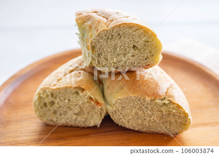 Spinach and cheese bagels Spinach and cheese bagels 106003874