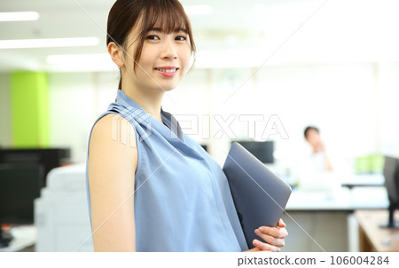 一名在辦公室工作的年輕女子的形象 106004284