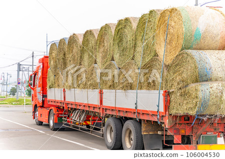 運載小麥稈卷的卡車 106004530