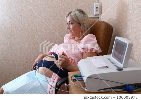 A fetal cardiac monitoring device for pregnant women. Pregnancy cardiac monitoring. STV test. Fetal cardiac monitor in pregnant women. Fetal cardiography. A fetal cardiac monitoring device for pregnant women. Pregnancy cardiac monitoring. STV test. Fetal cardiac monitor in pregnant women. Fetal cardiography. 106005975