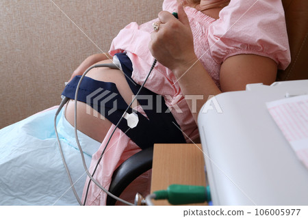 A fetal cardiac monitoring device for pregnant women. Pregnancy cardiac monitoring. STV test. Fetal cardiac monitor in pregnant women. Fetal cardiography. A fetal cardiac monitoring device for pregnant women. Pregnancy cardiac monitoring. STV test. Fetal cardiac monitor in pregnant women. Fetal cardiography. 106005977