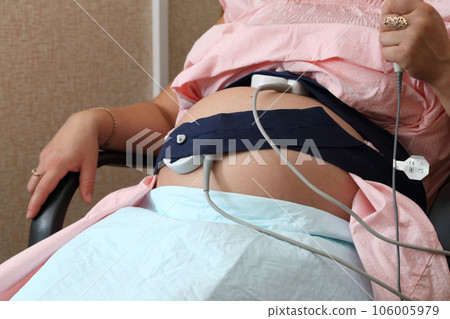 A fetal cardiac monitoring device for pregnant women. Pregnancy cardiac monitoring. STV test. Fetal cardiac monitor in pregnant women. Fetal cardiography. A fetal cardiac monitoring device for pregnant women. Pregnancy cardiac monitoring. STV test. Fetal cardiac monitor in pregnant women. Fetal cardiography. 106005979