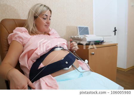 A fetal cardiac monitoring device for pregnant women. Pregnancy cardiac monitoring. STV test. Fetal cardiac monitor in pregnant women. Fetal cardiography. A fetal cardiac monitoring device for pregnant women. Pregnancy cardiac monitoring. STV test. Fetal cardiac monitor in pregnant women. Fetal cardiography. 106005980
