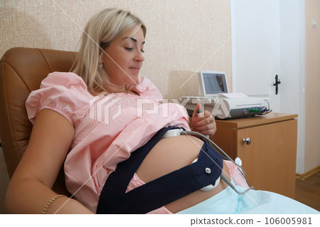 A fetal cardiac monitoring device for pregnant women. Pregnancy cardiac monitoring. STV test. Fetal cardiac monitor in pregnant women. Fetal cardiography. 106005981