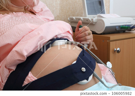 A fetal cardiac monitoring device for pregnant women. Pregnancy cardiac monitoring. STV test. Fetal cardiac monitor in pregnant women. Fetal cardiography. A fetal cardiac monitoring device for pregnant women. Pregnancy cardiac monitoring. STV test. Fetal cardiac monitor in pregnant women. Fetal cardiography. 106005982