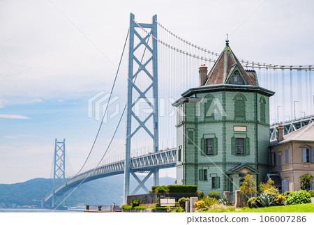 [Akashi Kaikyo Bridge at Maiko Park] Akashi Kaikyo Bridge, a world-famous suspension bridge connecting Honshu and Awaji Island 106007286