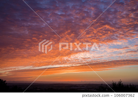 Autumn sunrise [Fantastic scenery before sunrise] 106007362