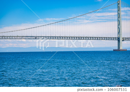 [Photograph of Akashi Kaikyo Bridge from the sea] Akashi Kaikyo Bridge, a world-famous suspension bridge connecting Honshu and Awaji Island 106007531